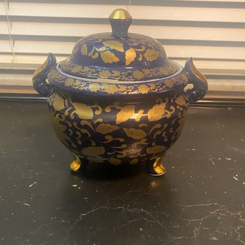 Vintage oriental vase with lid